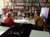 Zdjęcie ze spotkania Dyskusyjnego Klubi Książki dla Dorosłych z 7 września 2016 roku.