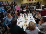 Zdjęcie ze spotkania Dyskusyjnego Klubi Książki dla Dorosłych z 9 listopada 2016 roku.