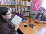 Zdjęcie ze spotkania Dyskusyjnego Klubi Książki dla Dorosłych z 19 kwietnia 2017 roku.