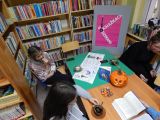 Zdjęcie ze spotkania Dyskusyjnego Klubi Książki dla Dzieci i Młodzieży z 26 października 2017 roku.