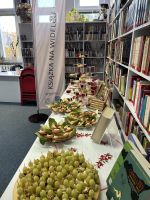 Talerze i półmiski pełne jedzenia