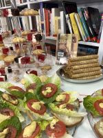 Talerze i półmiski pełne jedzenia