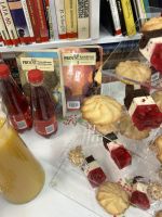 Talerze i półmiski pełne jedzenia