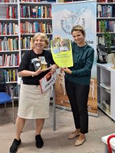 Ludzie w bibliotece podczas spotkania autorskiego