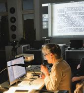 Zdjęcie przedstawia ludzi w bibliotece