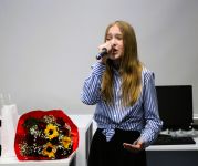 Zdjęcie przedstawiające slaj z rzutnika i ludzi