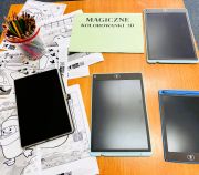 Zdjęcie przedstawia ludzi w bibliotece