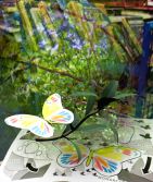 Zdjęcie przedstawia ludzi w bibliotece