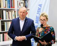 Zdjęcie przedstawiające slaj z rzutnika i ludzi