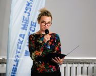 Zdjęcie przedstawiające slaj z rzutnika i ludzi