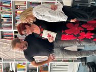 Zdjęcie przedstawia ludzi w bibliotece