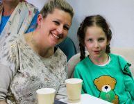 Zdjęcie przedstawiające slaj z rzutnika i ludzi