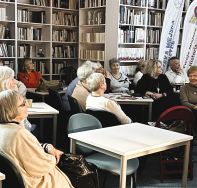 Zdjęcie przedstawia ludzi w bibliotece