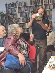 Zdjęcie przedstawia osoby podczas warsztatow o grzybach