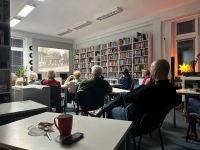 Zdjęcie przedstawiające slaj z rzutnika i ludzi