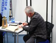 Zdjęcie przedstawiające slaj z rzutnika i ludzi