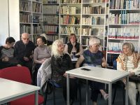 Zdjęcie przedstawiające slaj z rzutnika i ludzi