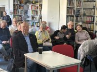 Zdjęcie przedstawiające slaj z rzutnika i ludzi