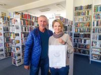 Zdjęcie przedstawiające slaj z rzutnika i ludzi