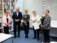 Zdjęcie przedstawiające slaj z rzutnika i ludzi