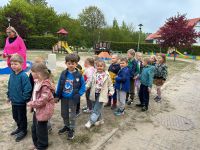 zolty samochod i duzo dzieci