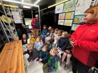 zolty samochod i duzo dzieci