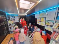 zolty samochod i duzo dzieci