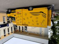 zolty samochod i duzo dzieci