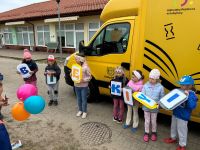 zolty samochod i duzo dzieci