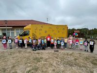 zolty samochod i duzo dzieci