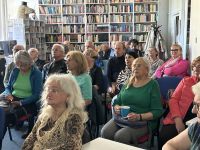 Zdjęcie przedstawiające slaj z rzutnika i ludzi