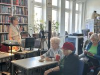 Zdjęcie przedstawiające slaj z rzutnika i ludzi