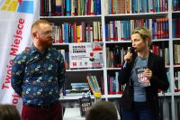 Zdjęcie przedstawiające ludzi w bibliotece