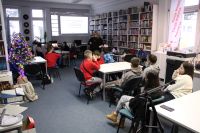 Zdjęcie przedstawiające ludzi w bibliotece