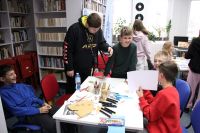 Zdjęcie przedstawiające ludzi w bibliotece