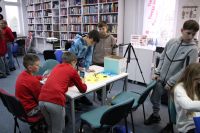 Zdjęcie przedstawiające ludzi w bibliotece