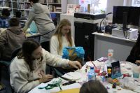 Zdjęcie przedstawiające ludzi w bibliotece