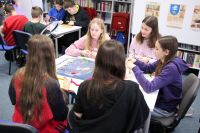 Zdjęcie przedstawiające ludzi w bibliotece