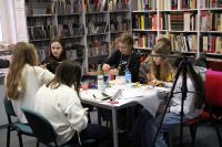 Zdjęcie przedstawiające ludzi w bibliotece