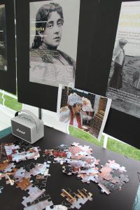 Zdjęcie puzzli z Anielą Dulską w tle wystawa poświęcona Gabrieli Zapolskiej