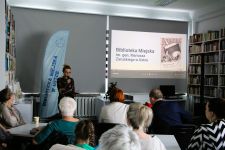 Zdjęcie przedstawiające slaj z rzutnika i ludzi