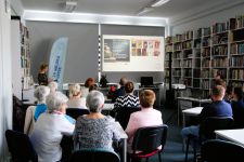 Zdjęcie przedstawiające slaj z rzutnika i ludzi
