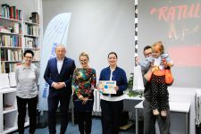 Zdjęcie przedstawiające slaj z rzutnika i ludzi