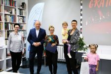 Zdjęcie przedstawiające slaj z rzutnika i ludzi