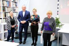 Zdjęcie przedstawiające slaj z rzutnika i ludzi