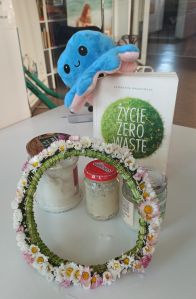 3 słoiczki z kosmetykami, wianek i książka pt Zycie zero waste