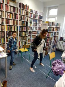 Zdjęcie przedstawia osobę skaczącą w gumę