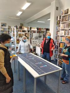 Zdjęcie przedstawia przygotowująe się do gry w kapsle