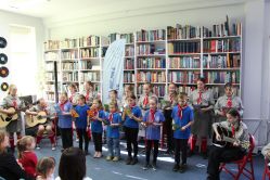 Grupa dzieci śpiewa w Bibliotece
