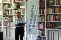 Kobieta mówi przez mikrofon w Bibliotece